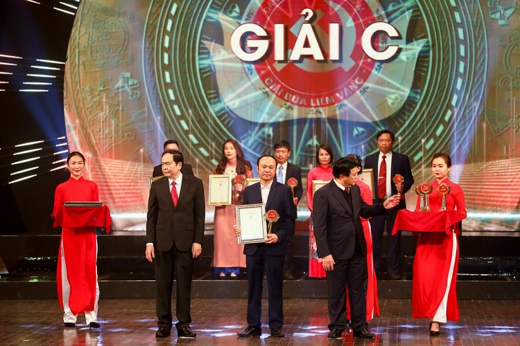 Đại diện Tạp chí Thời Đại lên nhận giải từ ban tổ chức. Ảnh: Khánh Huy Đại diện Tạp chí Thời Đại lên nhận giải từ ban tổ chức. Ảnh: Khánh Huy