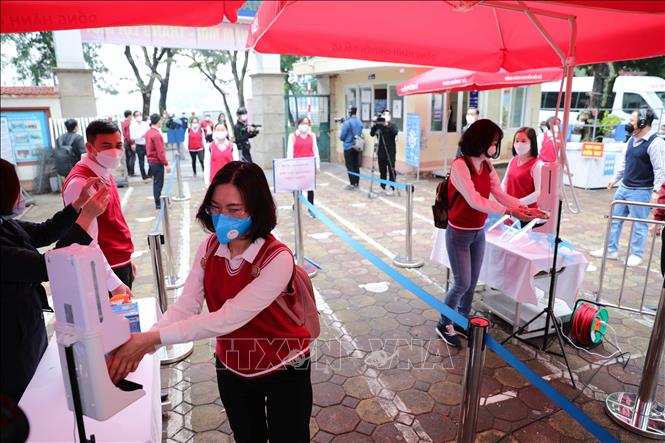 Bảo đảm mở cửa trường học an toàn, tạo điều kiện thuận lợi cho người dân về quê ăn Tết Chú thích ảnh
