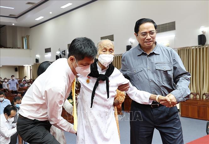 Thủ tướng Phạm Minh Chính thăm, tặng quà, chúc Tết nhân dân, cán bộ, chiến sĩ TP Cần Thơ Chú thích ảnh