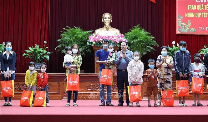 Thủ tướng Phạm Minh Chính thăm, tặng quà, chúc Tết nhân dân, cán bộ, chiến sĩ TP Cần Thơ Chú thích ảnh