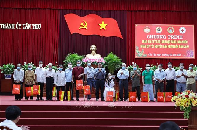 Thủ tướng Phạm Minh Chính thăm, tặng quà, chúc Tết nhân dân, cán bộ, chiến sĩ TP Cần Thơ Chú thích ảnh