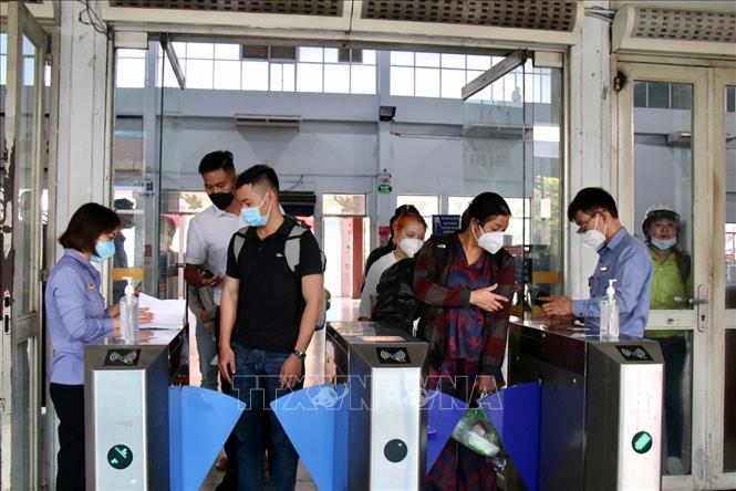 Bảo đảm mở cửa trường học an toàn, tạo điều kiện thuận lợi cho người dân về quê ăn Tết Chú thích ảnh