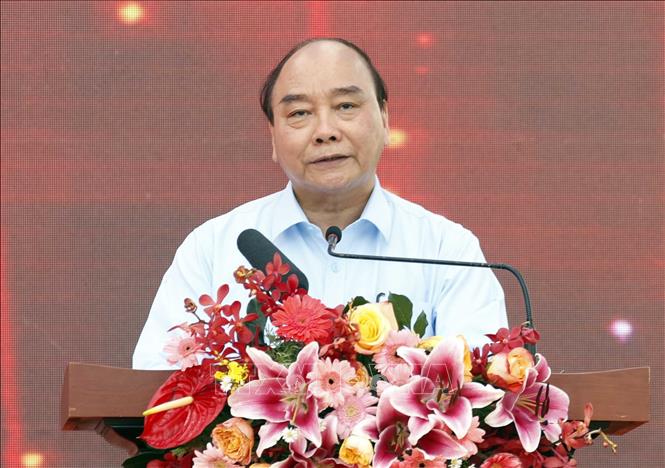 Chủ tịch nước Nguyễn Xuân Phúc trao quà Tết cho công nhân, người lao động tại TP Hồ Chí Minh Chú thích ảnh
