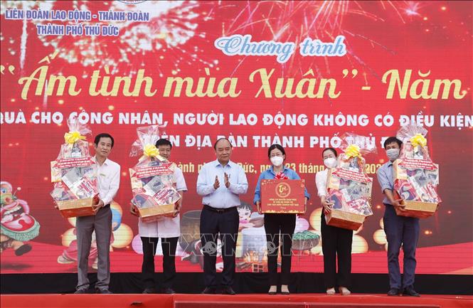 Chủ tịch nước Nguyễn Xuân Phúc trao quà Tết cho công nhân, người lao động tại TP Hồ Chí Minh Chú thích ảnh