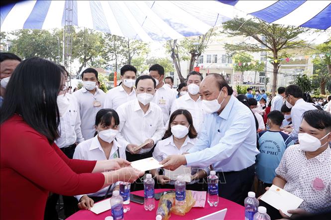 Chủ tịch nước Nguyễn Xuân Phúc trao quà Tết cho công nhân, người lao động tại TP Hồ Chí Minh Chú thích ảnh