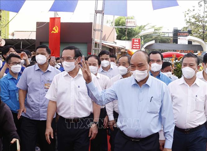 Chủ tịch nước Nguyễn Xuân Phúc trao quà Tết cho công nhân, người lao động tại TP Hồ Chí Minh Chú thích ảnh