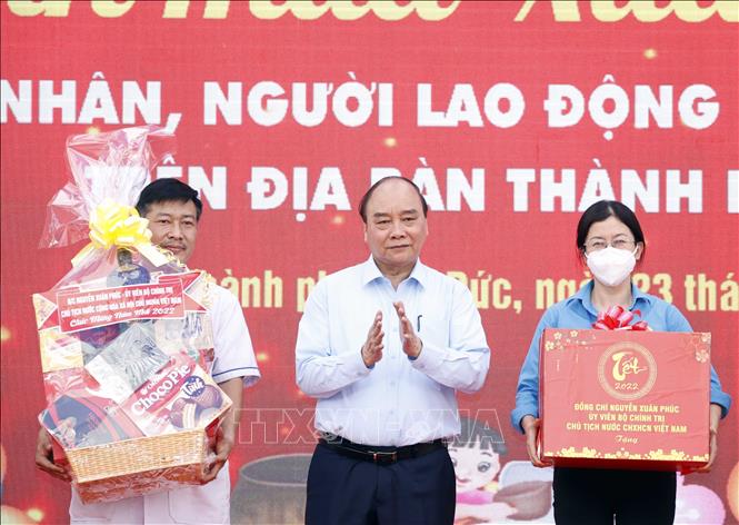 Chủ tịch nước Nguyễn Xuân Phúc trao quà Tết cho công nhân, người lao động tại TP Hồ Chí Minh Chú thích ảnh