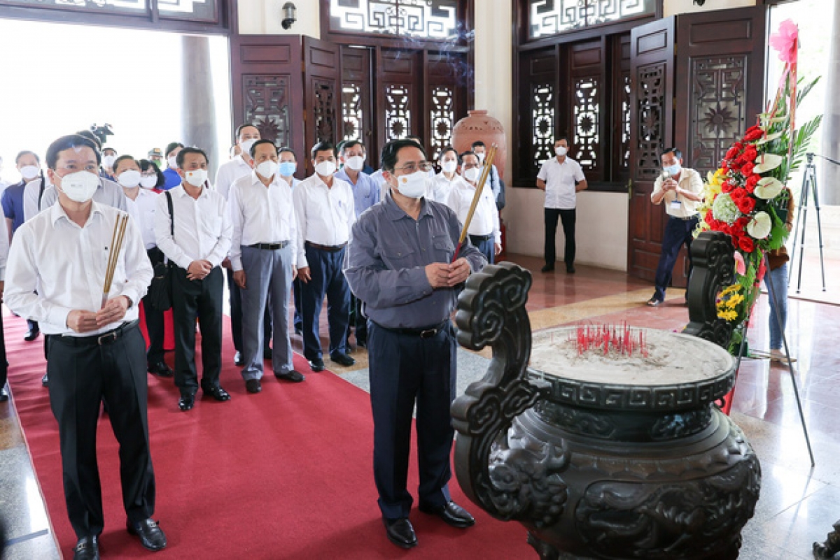 Thủ tướng Phạm Minh Chính, Thường trực Ban Bí thư Võ Văn Thưởng và đoàn công tác đã thành kính dâng hoa, dâng hương, tưởng nhớ công lao Chủ tịch Hội đồng Bộ trưởng Phạm Hùng. Ảnh: VGP/Nhật Bắc