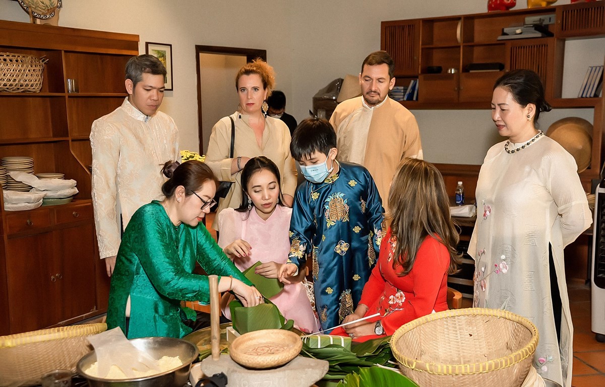 Bạn bè quốc tế ở Việt Nam thích thú trải nghiệm Tết cổ truyền Nam bộ Bạn bè quốc tế ở Việt Nam thích thú trải nghiệm Tết cổ truyền Nam bộ