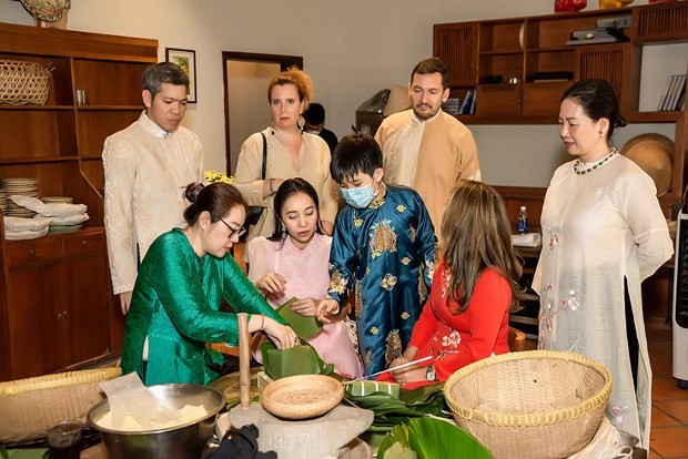 Bạn bè quốc tế ở Việt Nam thích thú trải nghiệm Tết cổ truyền Nam bộ Bạn bè quốc tế ở Việt Nam thích thú trải nghiệm Tết cổ truyền Nam bộ