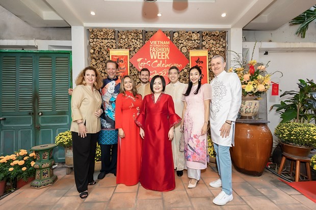 Bạn bè quốc tế ở Việt Nam thích thú trải nghiệm Tết cổ truyền Nam bộ Bạn bè quốc tế ở Việt Nam thích thú trải nghiệm Tết cổ truyền Nam bộ