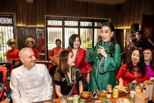 Bạn bè quốc tế ở Việt Nam thích thú trải nghiệm Tết cổ truyền Nam bộ Bạn bè quốc tế ở Việt Nam thích thú trải nghiệm Tết cổ truyền Nam bộ