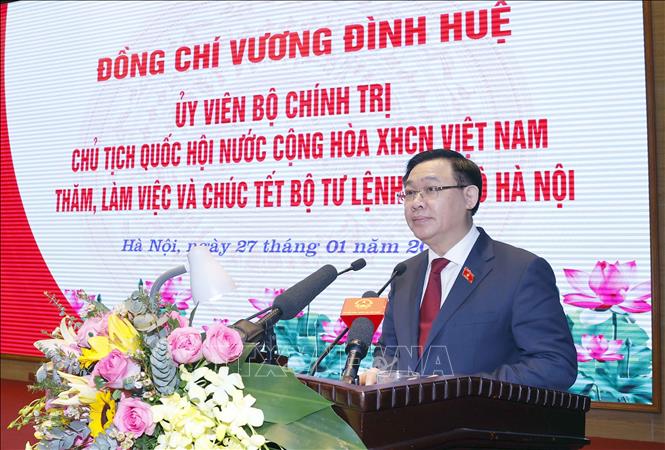 Chủ tịch Quốc hội Vương Đình Huệ thăm, chúc Tết Bộ Tư lệnh Thủ đô Hà Nội Chú thích ảnh