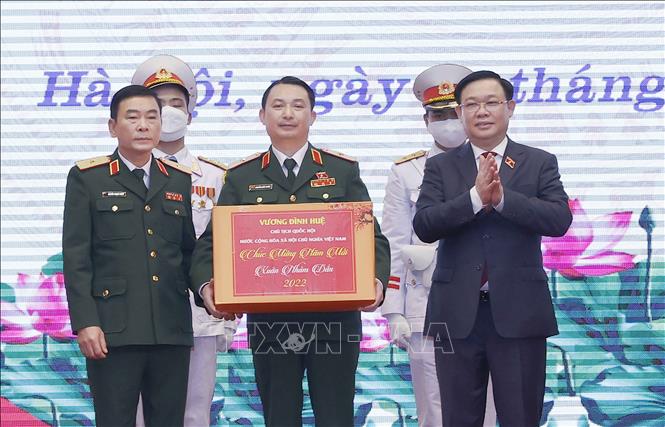 Chủ tịch Quốc hội Vương Đình Huệ thăm, chúc Tết Bộ Tư lệnh Thủ đô Hà Nội Chú thích ảnh
