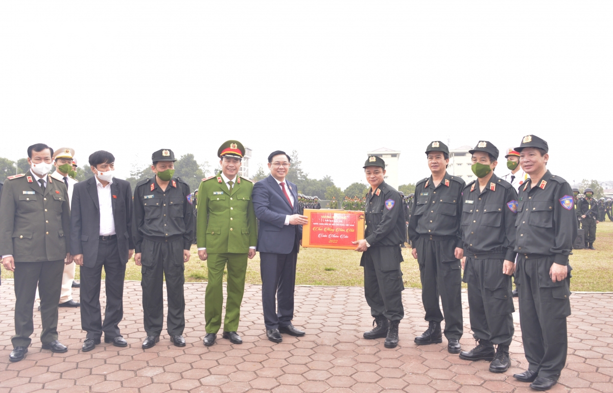 Chủ tịch Quốc hội Vương Đình Huệ thăm, chúc tết Bộ Tư lệnh Cảnh sát cơ động Chủ tịch Quốc hội Vương Đình Huệ thăm, chúc tết Bộ Tư lệnh Cảnh sát cơ động