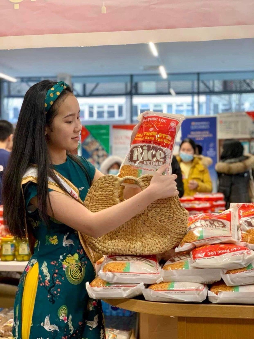 Lần đầu tiên sản phẩm gạo ST25 được nhập khẩu chính nghạch vào UK Lần đầu tiên sản phẩm gạo ST25 được nhập khẩu chính nghạch vào UK
