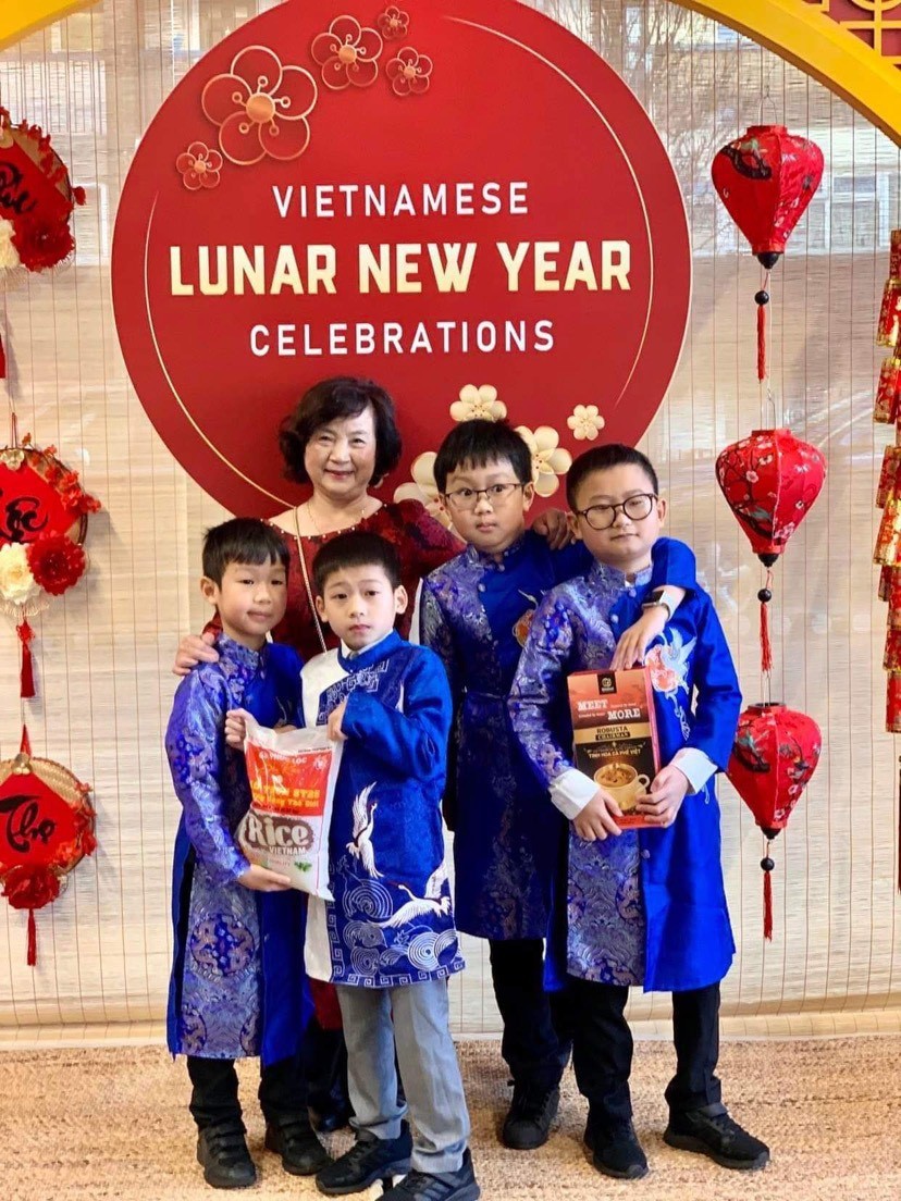 Không khí đầm ấm tại chương trình tết cộng đồng. Không khí đầm ấm tại chương trình tết cộng đồng.