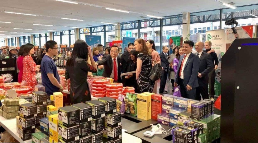 Đại sứ Việt Nam tại UK và Bắc Ailen Nguyễn Hoàng Long tham quan gian hàng của các doanh nghiệp trong nước. Đại sứ Việt Nam tại UK và Bắc Ailen Nguyễn Hoàng Long tham quan gian hàng của các doanh nghiệp trong nước.