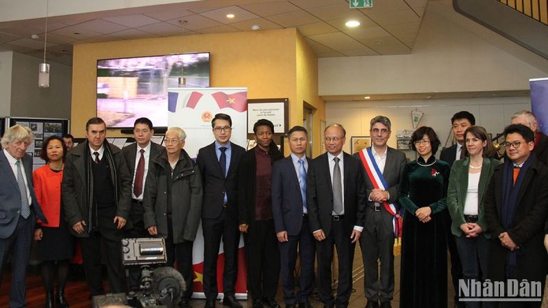 Triển lãm tư liệu báo chí về đàm phán và ký kết Hiệp định Paris Triển lãm tư liệu báo chí về đàm phán và ký kết Hiệp định Paris ảnh 4