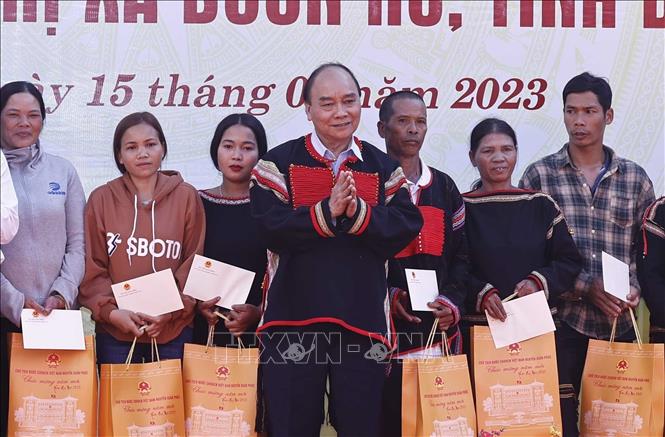 Chủ tịch nước thăm, tặng quà người có hoàn cảnh khó khăn tại Đắk Lắk Chú thích ảnh