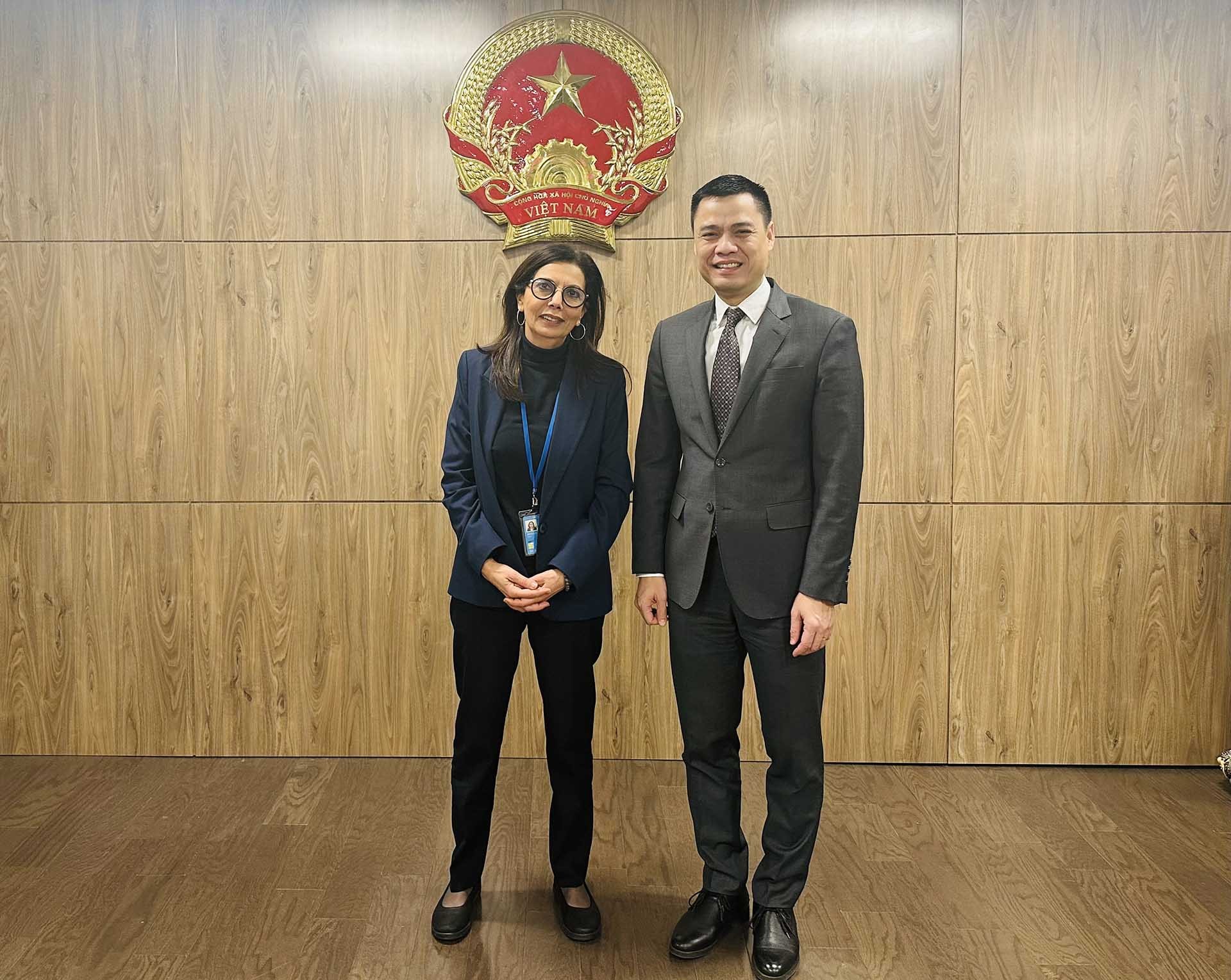 Đại sứ Đặng Hoàng Giang làm việc với bà Najat Maalla M’jid, Đại diện đặc biệt của Tổng thư ký Liên hợp quốc về phòng chống bạo lực đối với trẻ em. Đại sứ Đặng Hoàng Giang làm việc với bà Najat Maalla M’jid, Đại diện đặc biệt của Tổng thư ký Liên hợp quốc về phòng chống bạo lực đối với trẻ em.