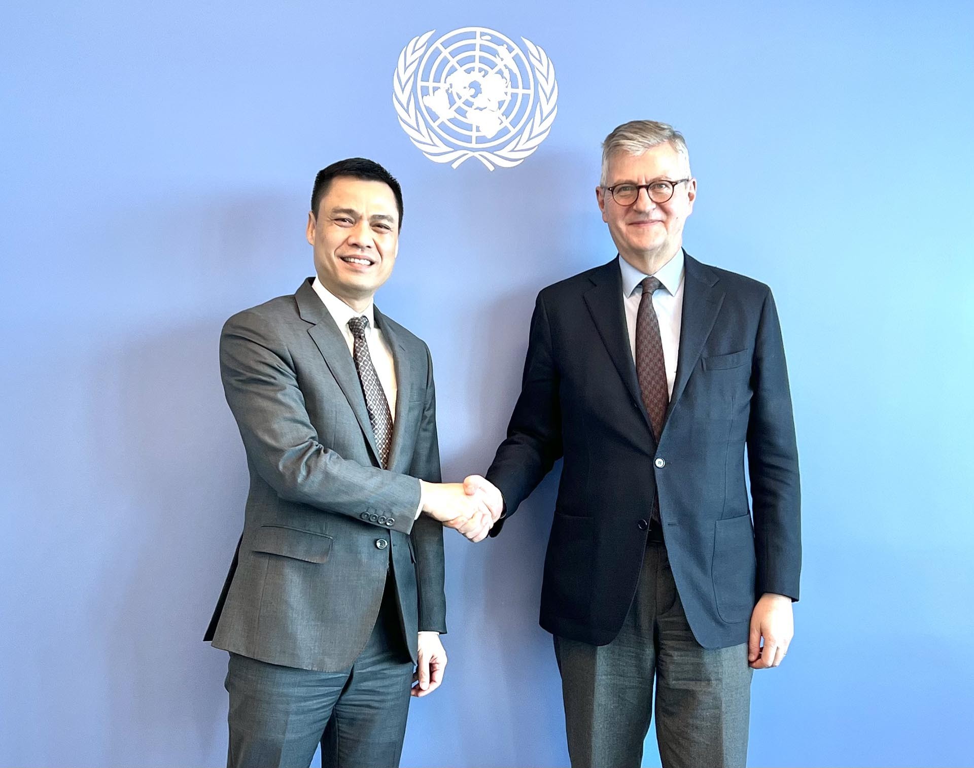 Đại sứ Đặng Hoàng Giang gặp ông Jean-Pierre Lacroix, Phó Tổng thư ký Liên hợp quốc. Đại sứ Đặng Hoàng Giang gặp ông Jean-Pierre Lacroix, Phó Tổng thư ký Liên hợp quốc.