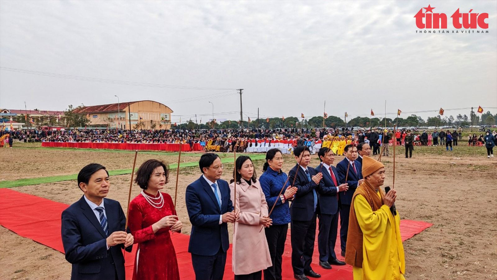 Tái hiện nghi lễ vua Lê Đại Hành cày Tịch điền tại Lễ hội Tịch điền Đọi Sơn 2023 Chú thích ảnh