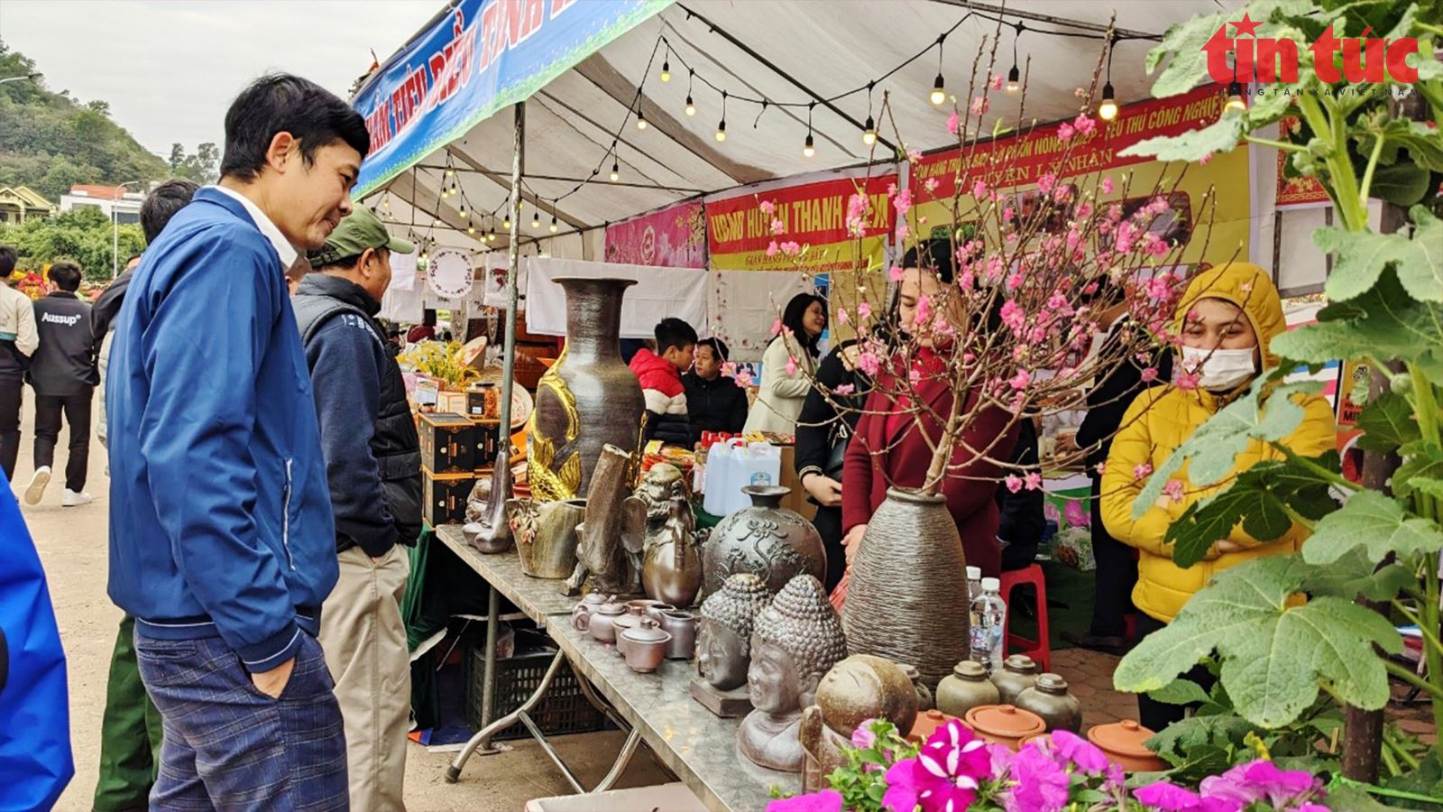 Tái hiện nghi lễ vua Lê Đại Hành cày Tịch điền tại Lễ hội Tịch điền Đọi Sơn 2023 Chú thích ảnh