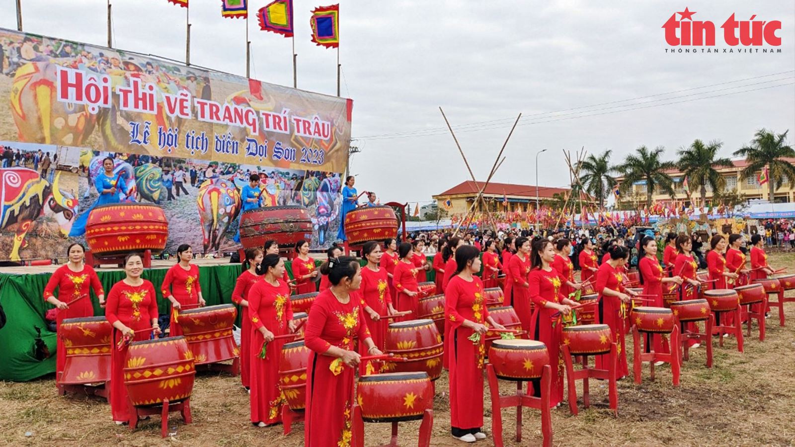 Tái hiện nghi lễ vua Lê Đại Hành cày Tịch điền tại Lễ hội Tịch điền Đọi Sơn 2023 Chú thích ảnh