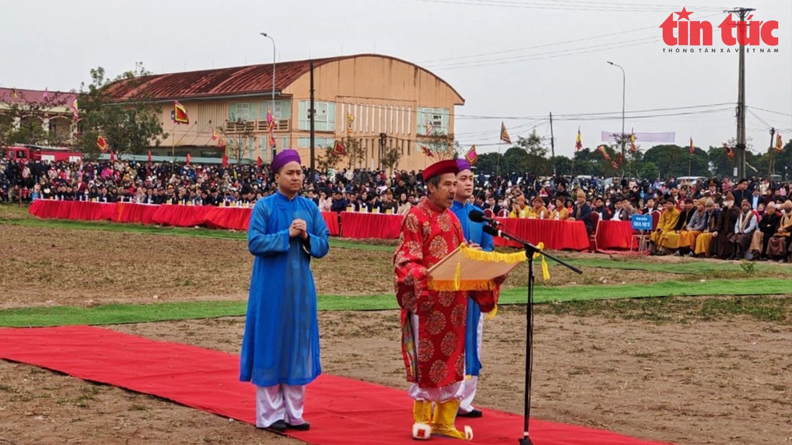 Tái hiện nghi lễ vua Lê Đại Hành cày Tịch điền tại Lễ hội Tịch điền Đọi Sơn 2023 Chú thích ảnh