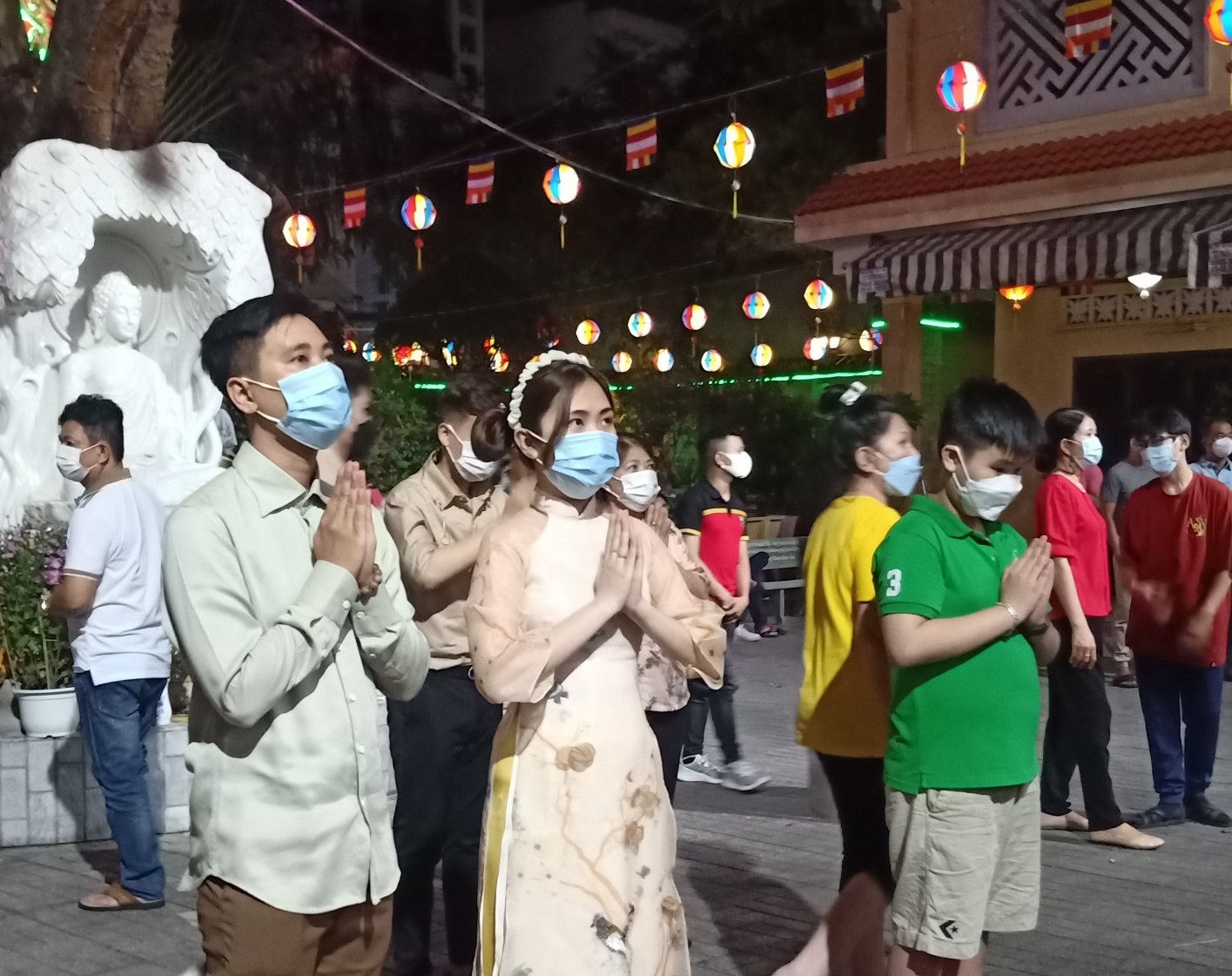 Mùng 1 Tết, người dân TP Hồ Chí Minh xuất hành đi lễ chùa cầu an Chú thích ảnh
