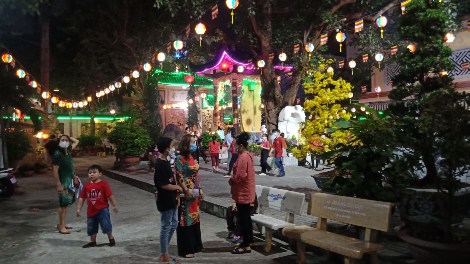 Mùng 1 Tết, người dân TP Hồ Chí Minh xuất hành đi lễ chùa cầu an Chú thích ảnh