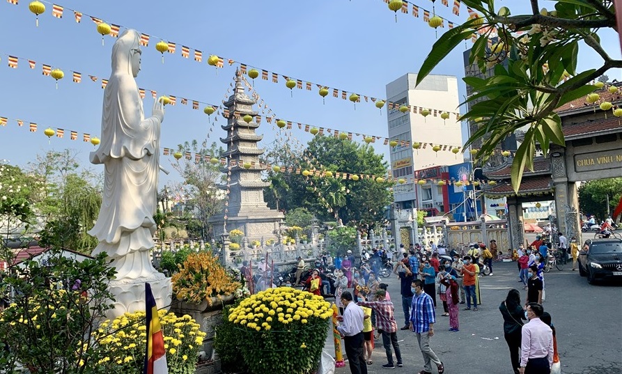 Mùng 1 Tết, người dân TP Hồ Chí Minh xuất hành đi lễ chùa cầu an Chú thích ảnh
