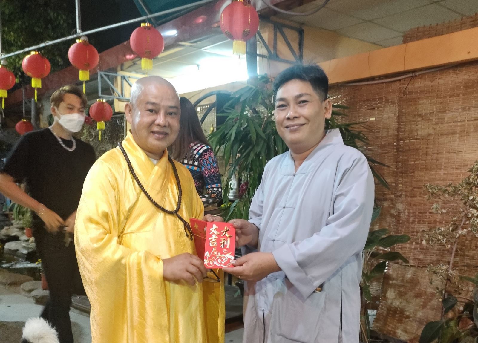Mùng 1 Tết, người dân TP Hồ Chí Minh xuất hành đi lễ chùa cầu an Chú thích ảnh