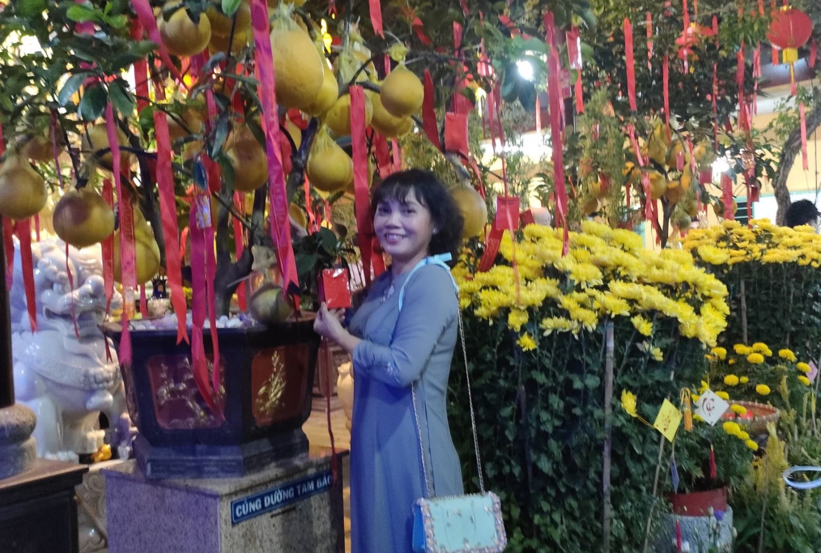 Mùng 1 Tết, người dân TP Hồ Chí Minh xuất hành đi lễ chùa cầu an Chú thích ảnh