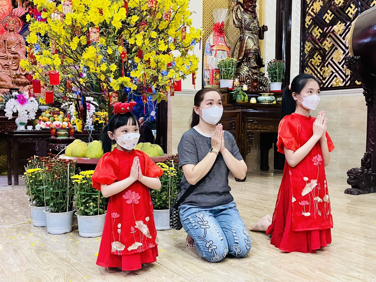 Mùng 1 Tết, người dân TP Hồ Chí Minh xuất hành đi lễ chùa cầu an Chú thích ảnh