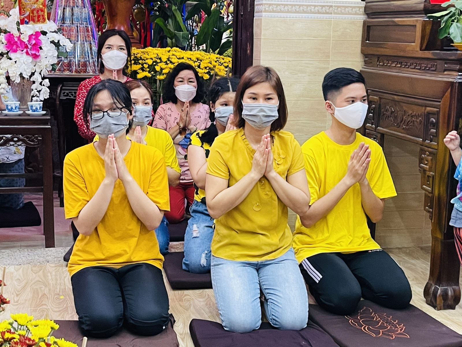 Mùng 1 Tết, người dân TP Hồ Chí Minh xuất hành đi lễ chùa cầu an Chú thích ảnh
