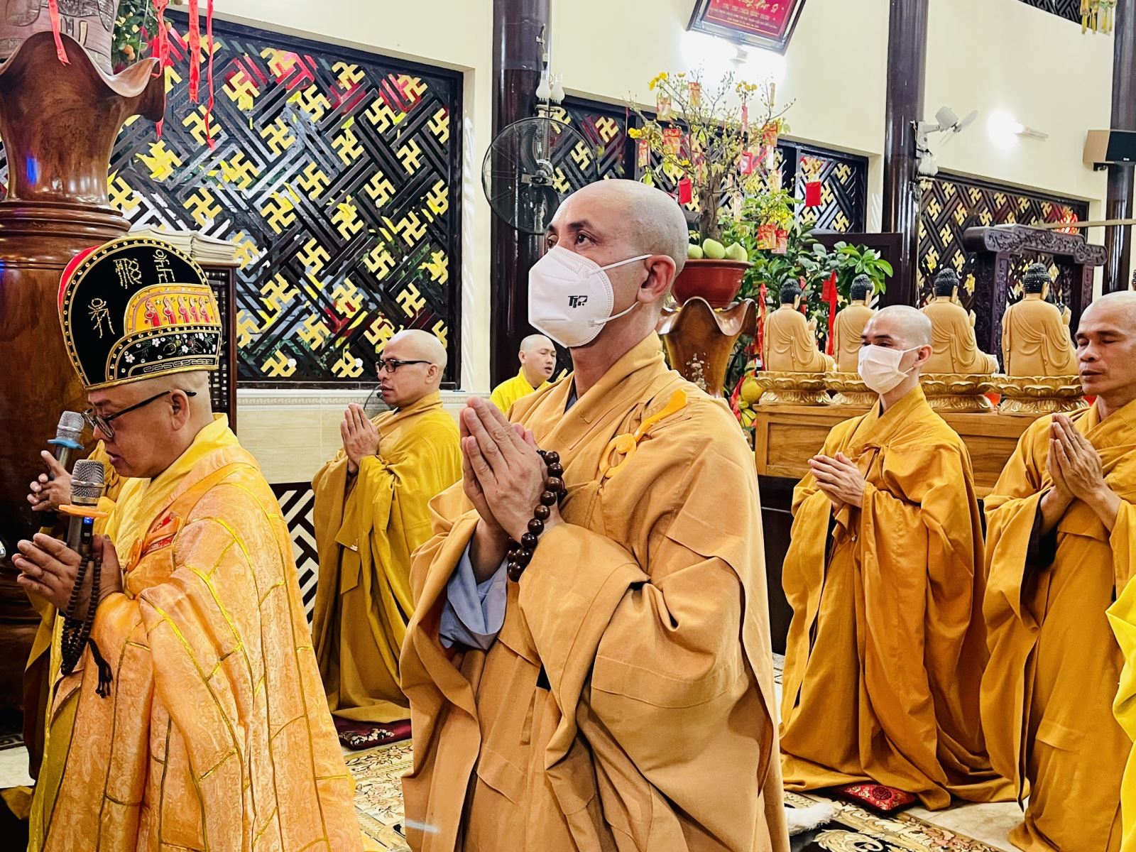 Mùng 1 Tết, người dân TP Hồ Chí Minh xuất hành đi lễ chùa cầu an Chú thích ảnh