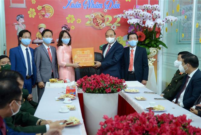 Chủ tịch nước Nguyễn Xuân Phúc thăm, chúc Tết các đơn vị tại Đà Nẵng Chú thích ảnh