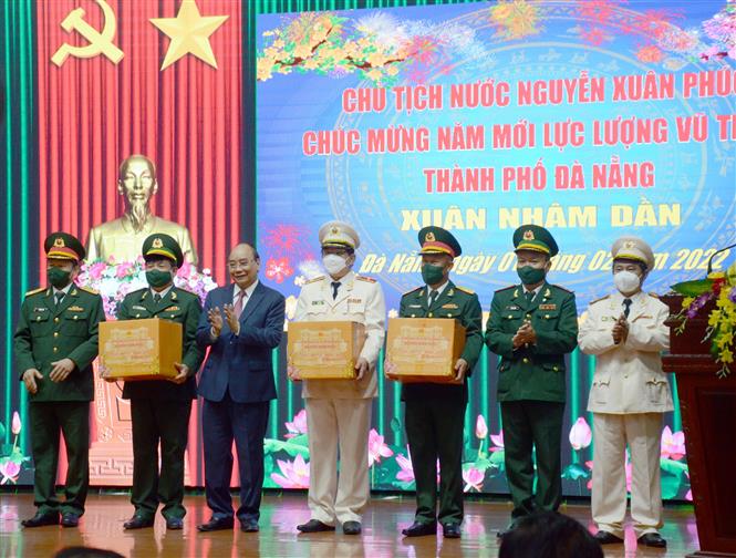 Chủ tịch nước Nguyễn Xuân Phúc thăm, chúc Tết các đơn vị tại Đà Nẵng Chú thích ảnh