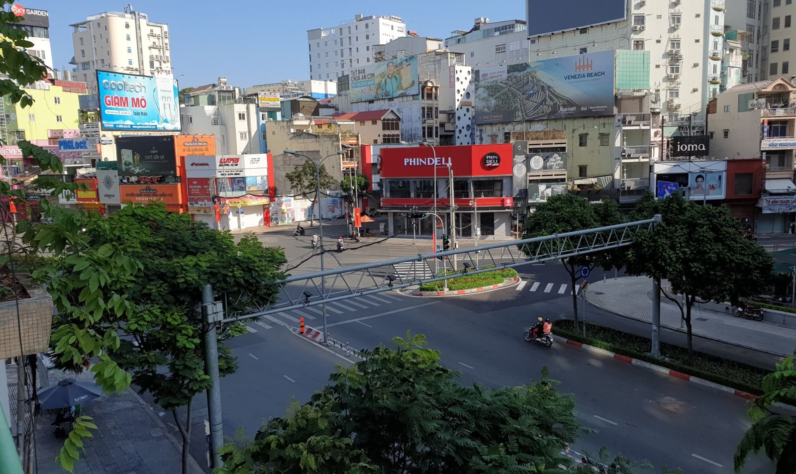 Mùng 1 Tết, đường phố TP Hồ Chí Minh thanh vắng, bình yên Chú thích ảnh