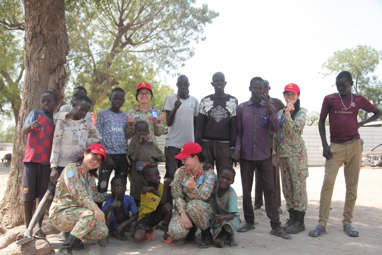Lính mũ nồi xanh Việt Nam mang 'mùa xuân' đến với tù nhân ở Nam Sudan Lính