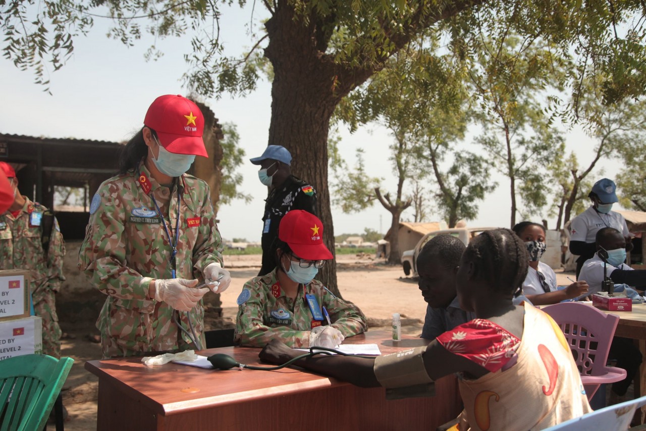 Lính mũ nồi xanh Việt Nam mang 'mùa xuân' đến với tù nhân ở Nam Sudan Lính