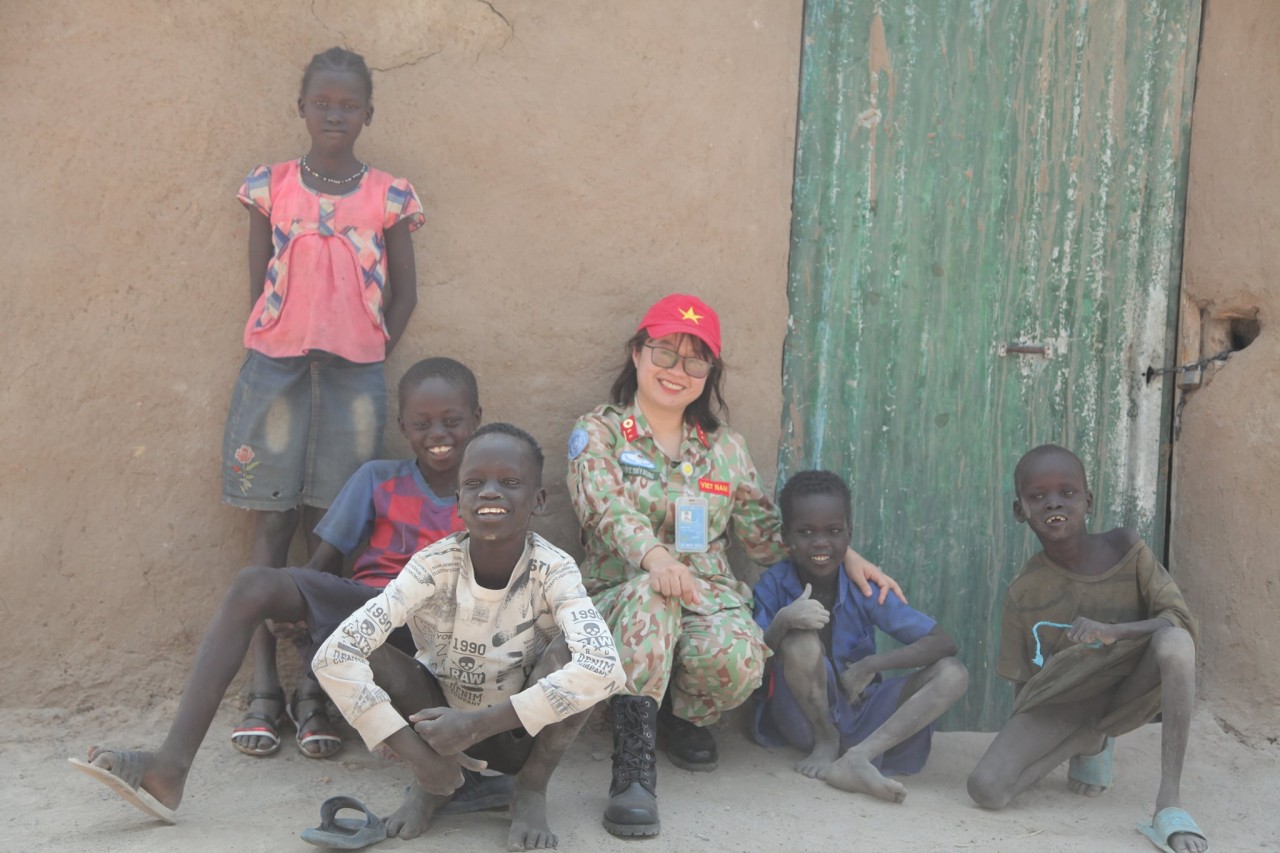 Lính mũ nồi xanh Việt Nam mang 'mùa xuân' đến với tù nhân ở Nam Sudan Lính