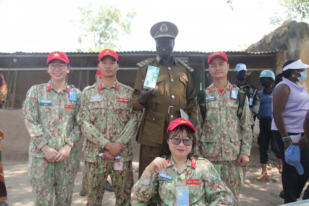 Lính mũ nồi xanh Việt Nam mang 'mùa xuân' đến với tù nhân ở Nam Sudan Lính