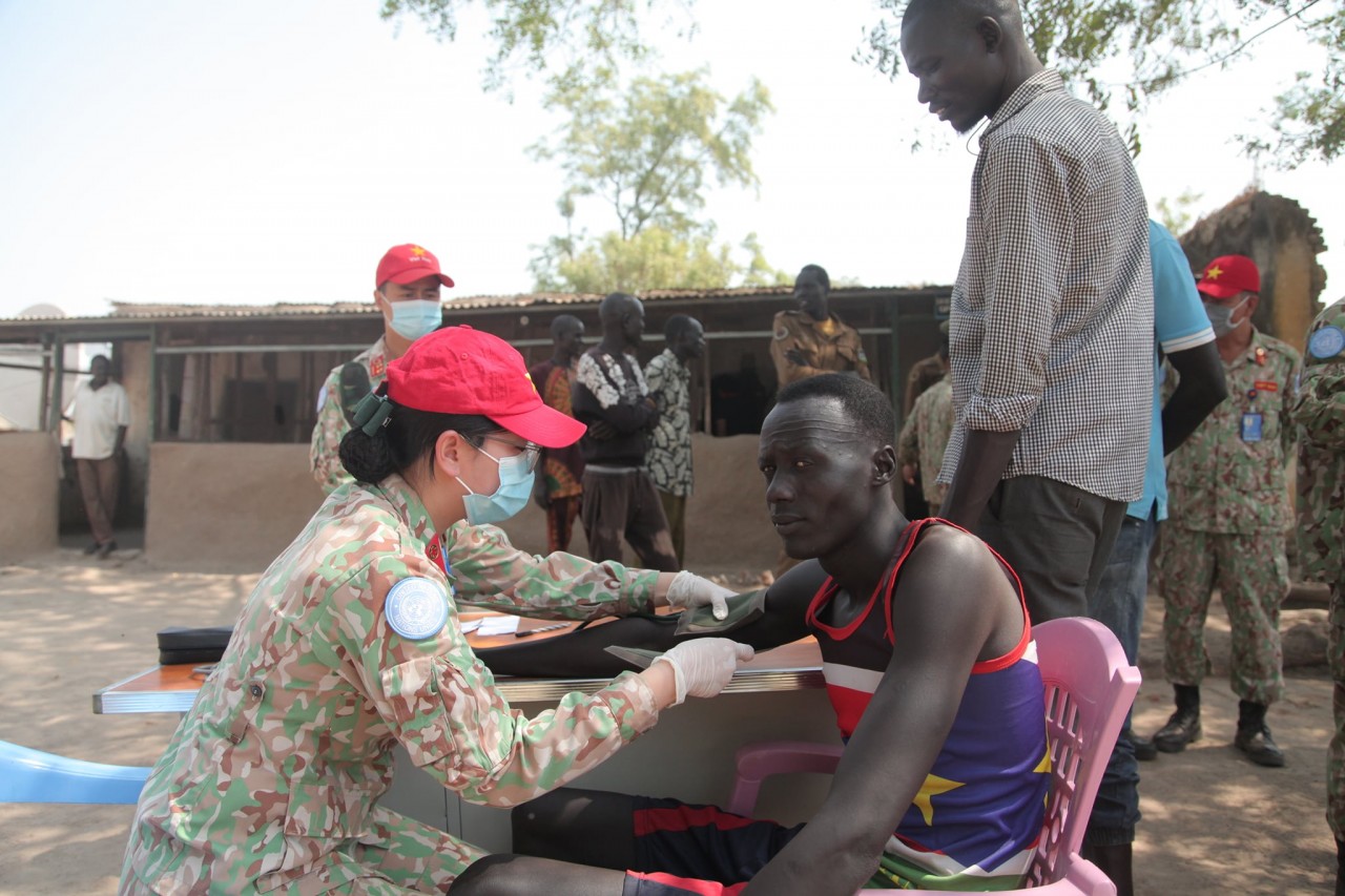 Lính mũ nồi xanh Việt Nam mang 'mùa xuân' đến với tù nhân ở Nam Sudan Lính