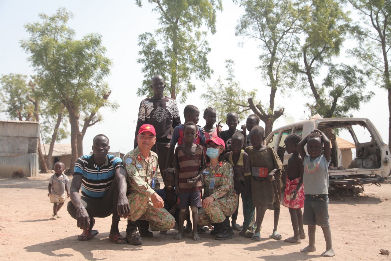 Lính mũ nồi xanh Việt Nam mang 'mùa xuân' đến với tù nhân ở Nam Sudan Lính