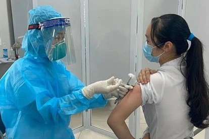 Tin COVID hôm nay chiều 5/2: Tiêm hơn 182,1 triệu liều vaccine phòng COVID-19; TP HCM là vùng xanh