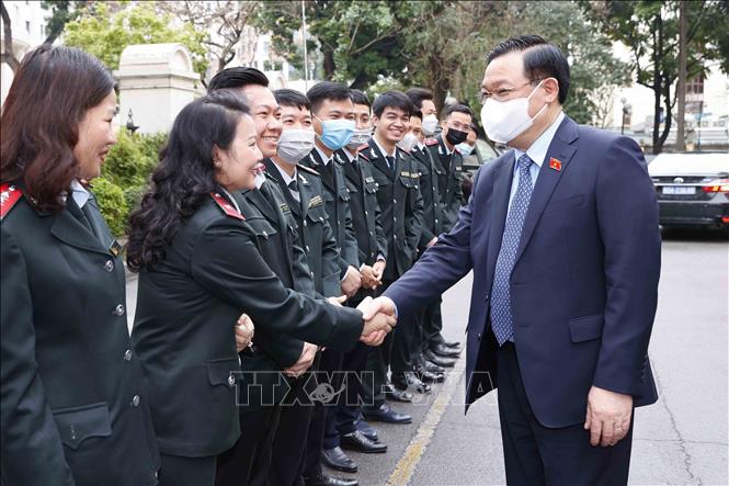 Chủ tịch Quốc hội Vương Đình Huệ thăm và làm việc với Bộ Công Thương Chú thích ảnh