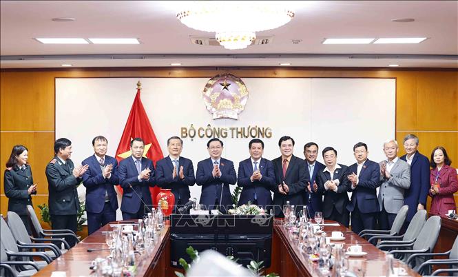 Chủ tịch Quốc hội Vương Đình Huệ thăm và làm việc với Bộ Công Thương Chú thích ảnh